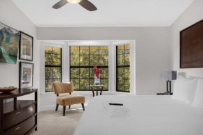 Super Lux 4BR Townhouse - 1 Mile from Disney World- Resort Pool & Jacuzzi , Gym, with Enchanted Garden